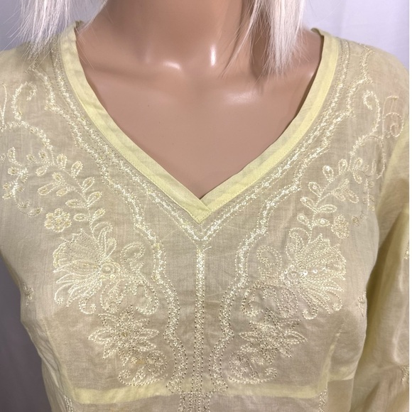 Ann Taylor Blouse Women’s Sz 6 Light Yellow Embroidered Top Semi Sheer V Neck - Picture 3 of 13